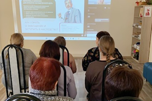 В Комплексном центре социального обслуживания населения Комаричского района прошло онлайн-занятие для представителей старшего поколения по финансовой грамотности