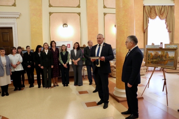 В Брянске открылась выставка работ художника-монументалиста Игоря Лузакова