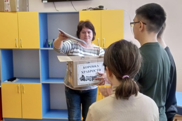 Специалисты Комплексного центра социального обслуживания населения Комаричского района приняли участие в акции «Коробка храбрости»