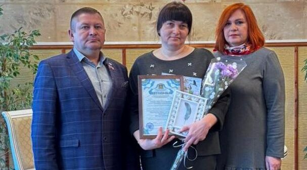 Очередной сертификат вручили счастливой маме