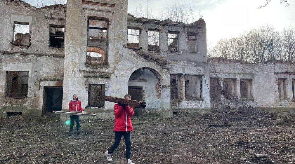 Комаричские волонтеры благоустраивают усадьбу княгини Воейковой