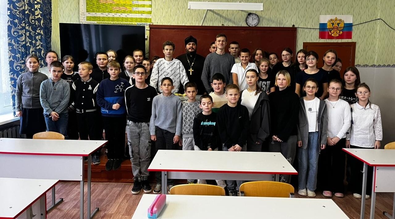 В Бочаровской школе прошла встреча с настоятелем Храма п. Комаричи Константином Балиным