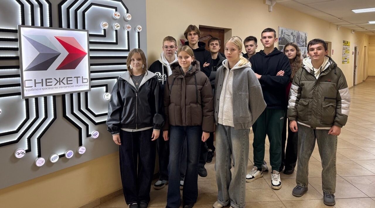 Комаричские школьники побывали на заводе «Снежеть»