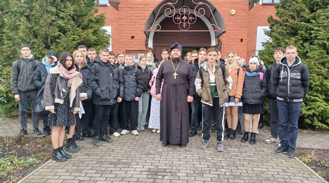 Старшеклассники Комаричской школы №1 посетили Храм Святой Троицы