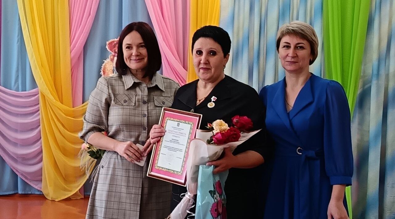 Признание заслуг: Воспитатель Елена Смолянова награждена Грамотой Губернатора Брянской области