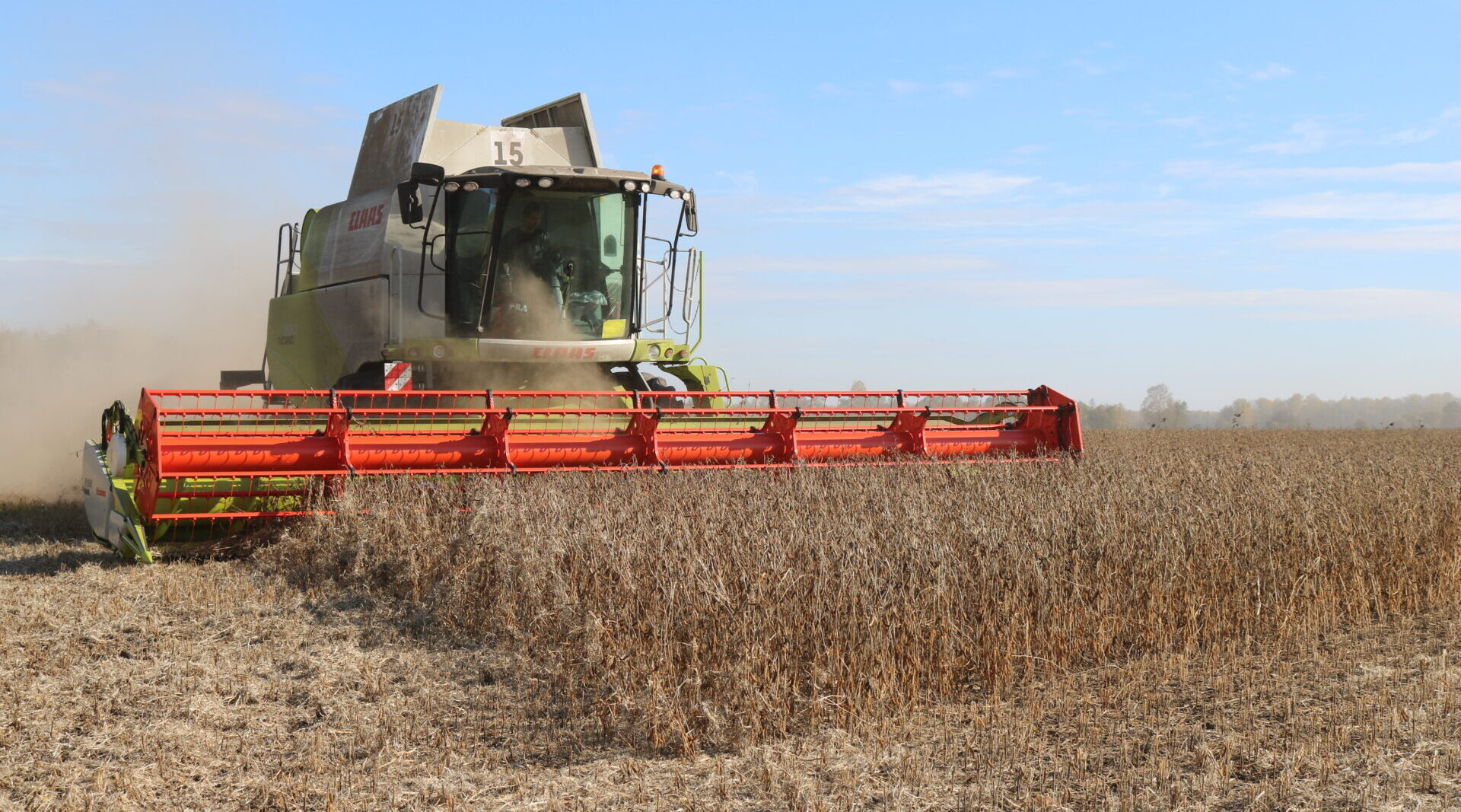 В Комаричском районе при уборке сои используют передовые технологий АПК
