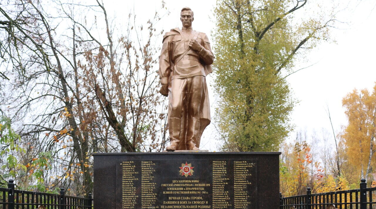 Благоустройство памятника героям 624 стрелкового полка в Комаричском районе продолжается