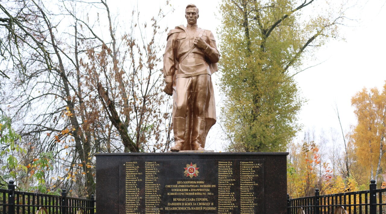 Благоустройство памятника героям 624 стрелкового полка в Комаричском районе продолжается