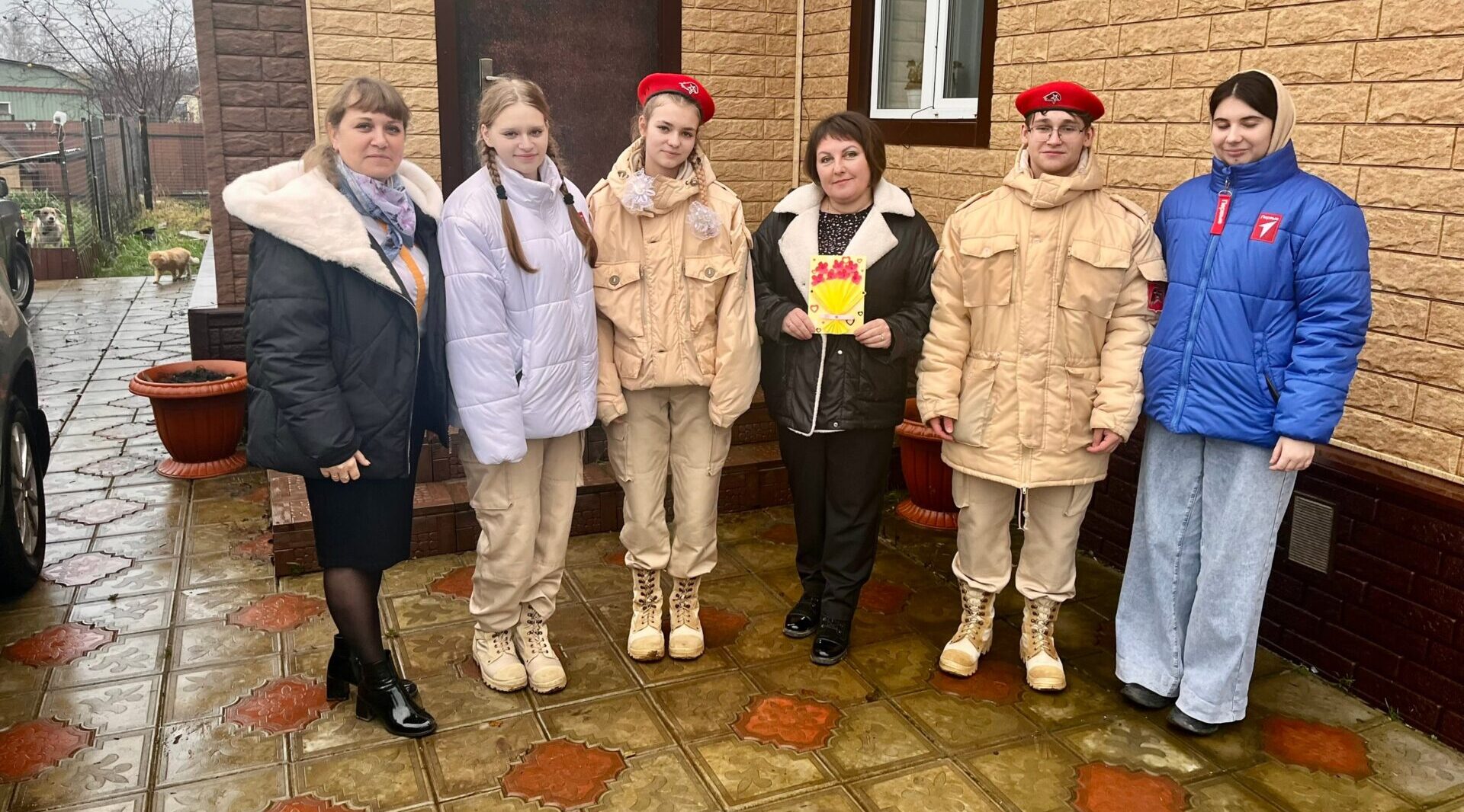 Юармейцы Комаричской СОШ №1 поздравили мама учатсников СВО с Днем Матери