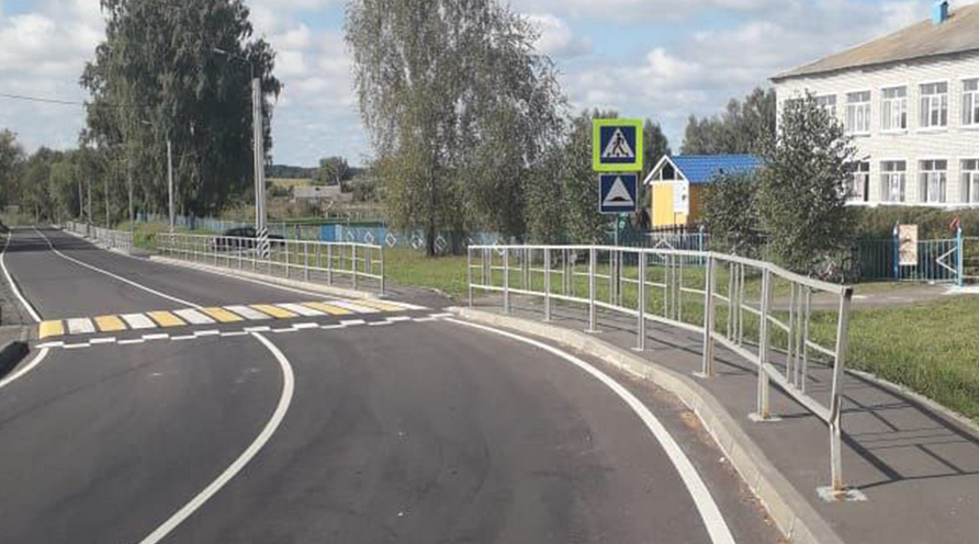 В Комаричском районе капитально отремонтировали дорогу к школе