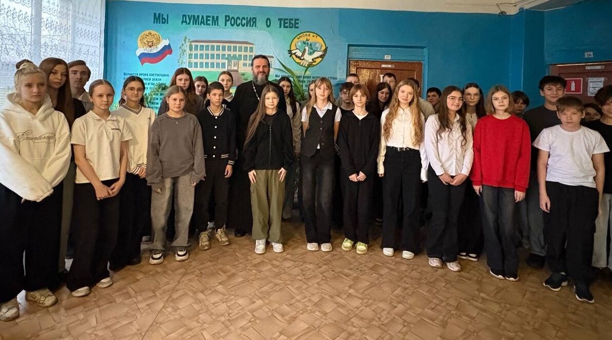 В Комаричской школе прошла встреча с настоятелем храма