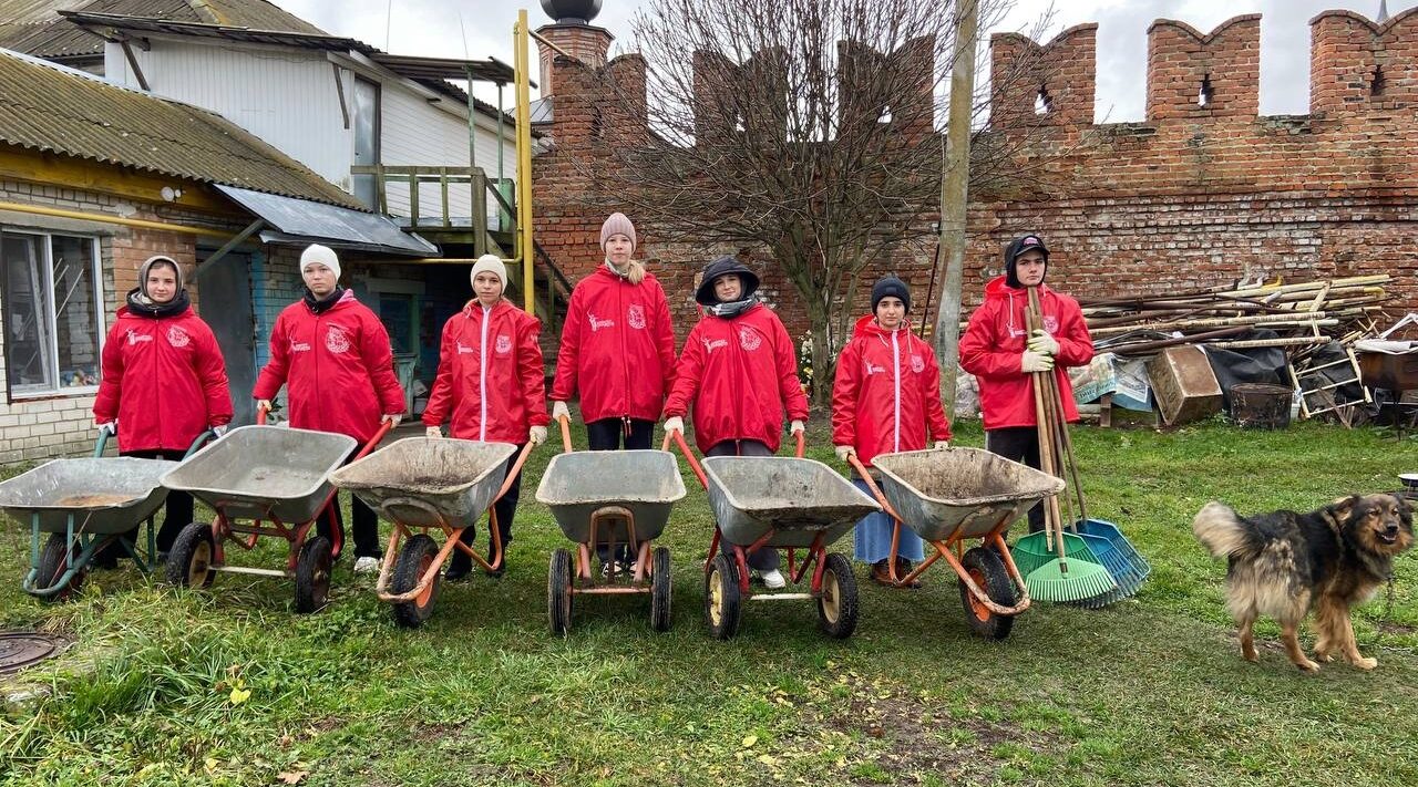 Комаричские волонтёры участвовали в благоустройстве Севского Спасо-Преображенского монастыря