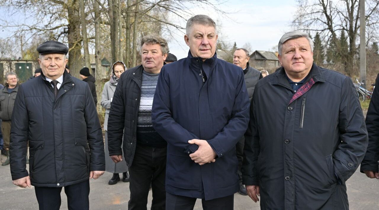 Александр Богомаз посетил освящение купола и креста храма Покрова Пресвятой Богородицы