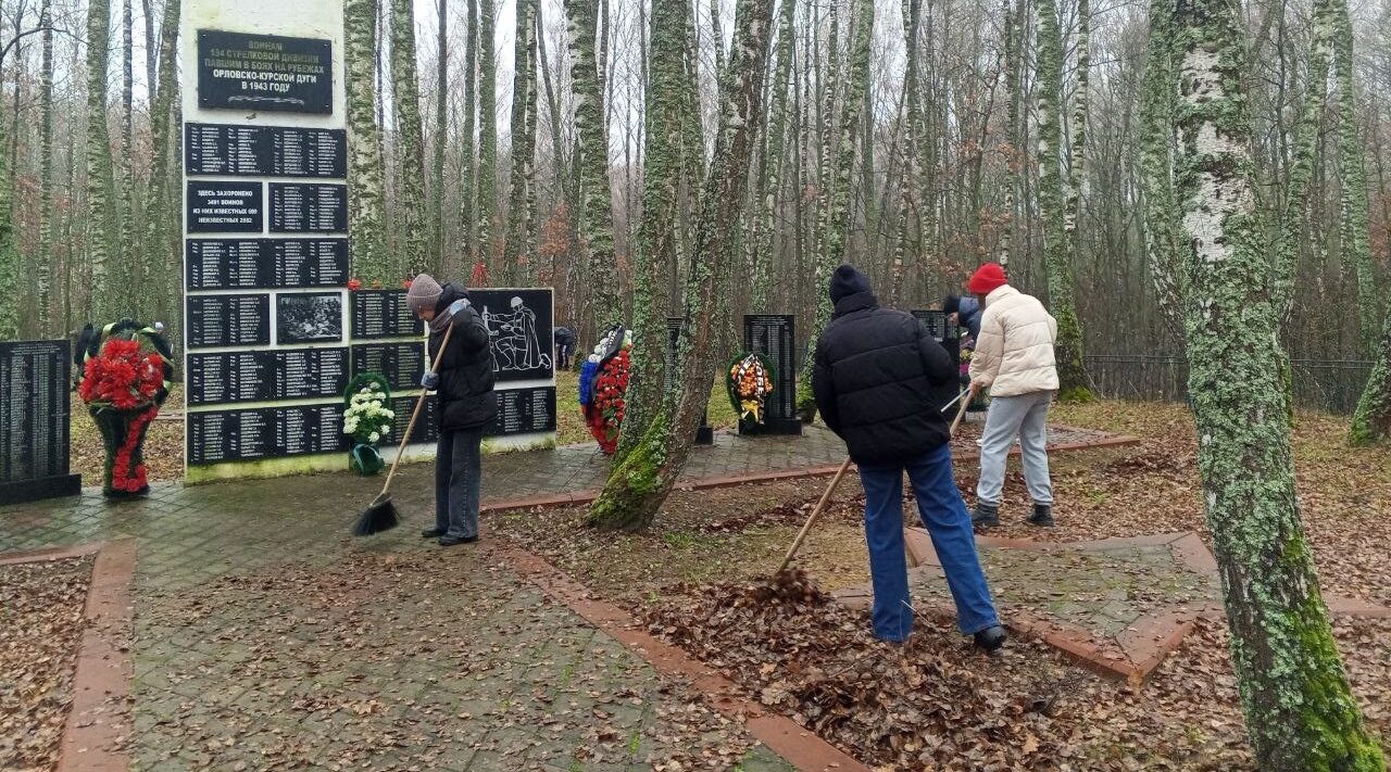 Ученики Комаричской СОШ №1 навели порядок на воинском захоронении