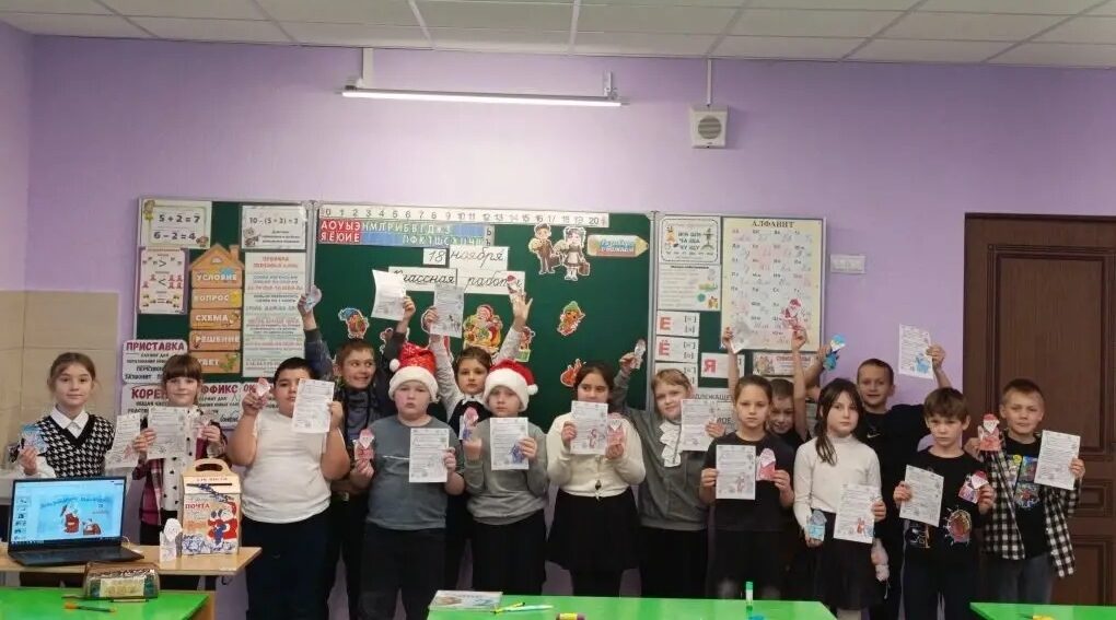 Ученики Комаричской СОШ№2 поздравили Деда Мороза с Днем рождения