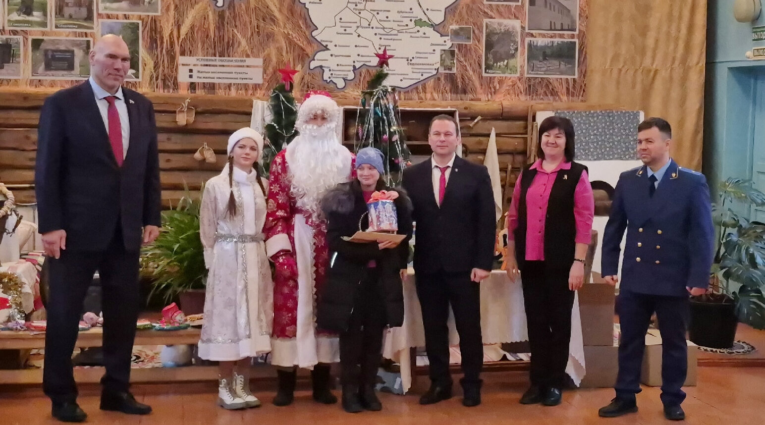 Подарки от депутата госдумы Николая Валуева и ключи  от квартиры для детей-сирот