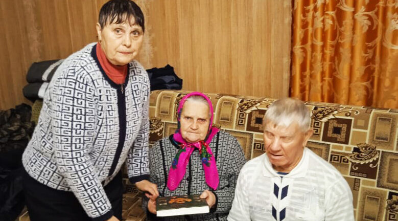 Библиотекарь Кокинской библиотеки посетила семью Бакалевых