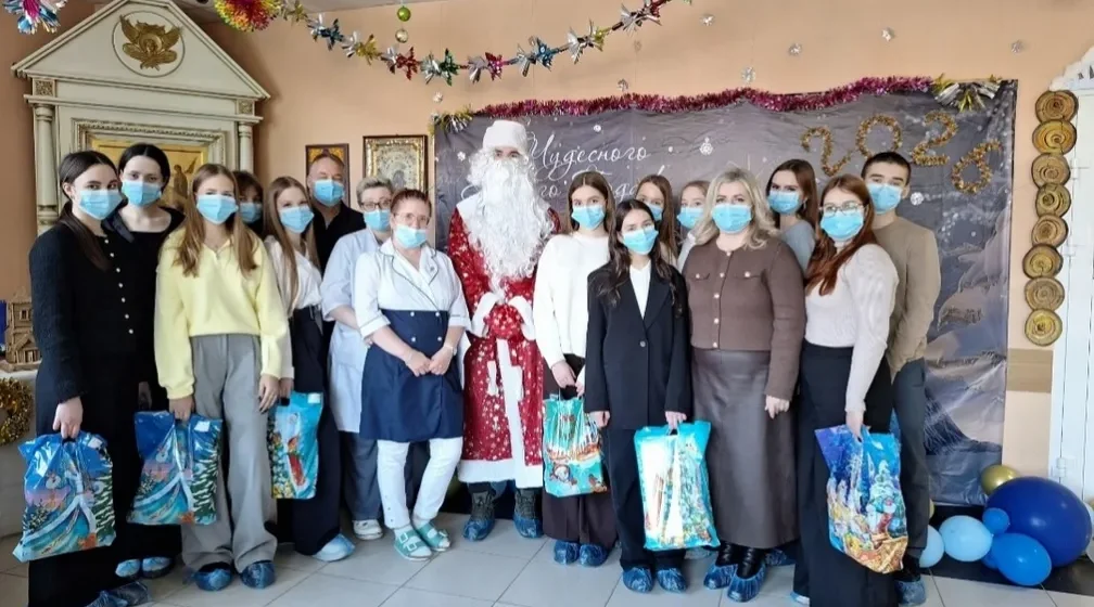 В Брянске с наступающим Новым годом поздравили пациентов детского онкоцентра