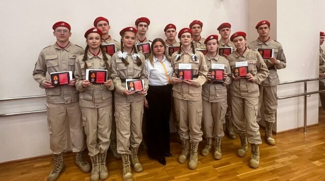 Юнармейцам Комаричской школы №1 вручили медали «Юнармейская доблесть» третей степени