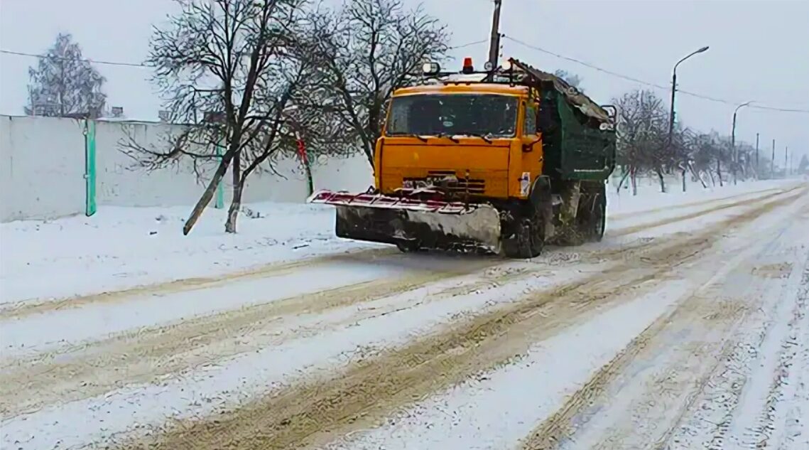 Ночной снегопад в Комаричском районе: техника вышла на борьбу со снегом