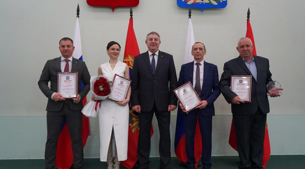 Вручил заслуженные награды победителям конкурса «Лучший предприниматель Брянской области».