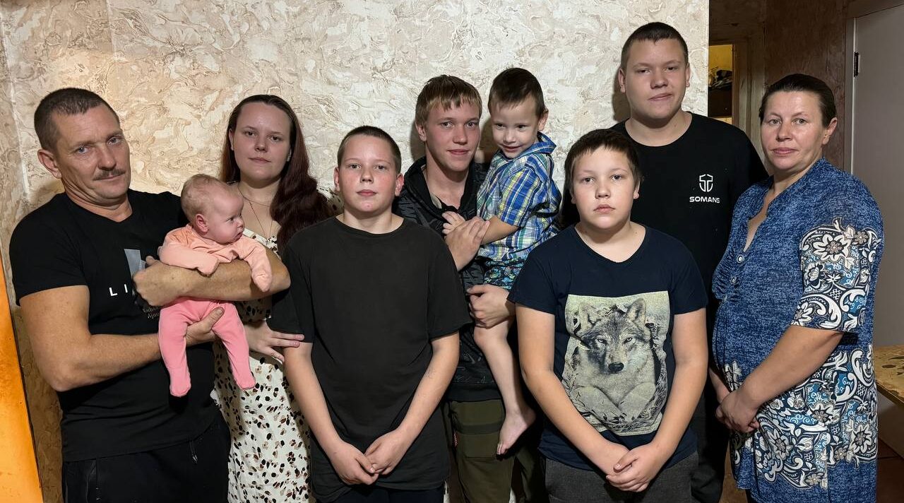 Библиотекарь Кокинской библиотеки поздравила с праздником многодетную маму