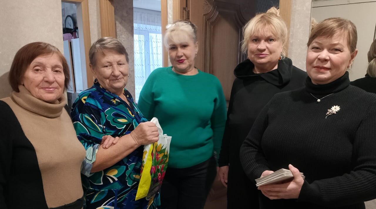 Работники культуры Марьинского поселения поздравили с праздником маму участника СВО