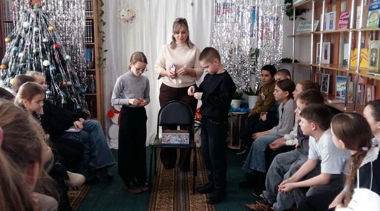 В Комаричской детской библиотеке провели час весёлых затей «Чудеса под Новый год»