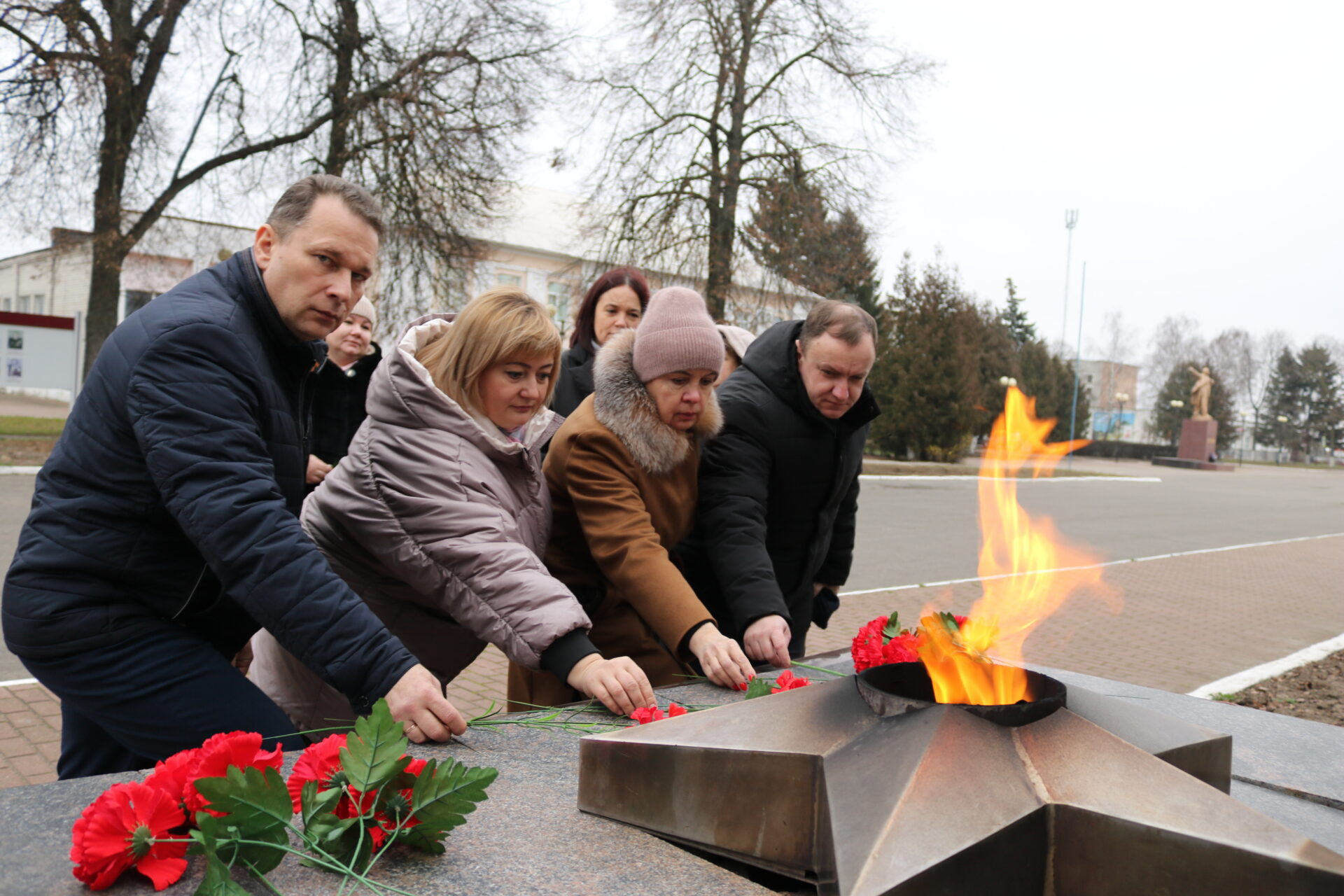 На площади поселка Комаричи состоялась церемония возложения цветов к мемориалу «Вечный огонь»