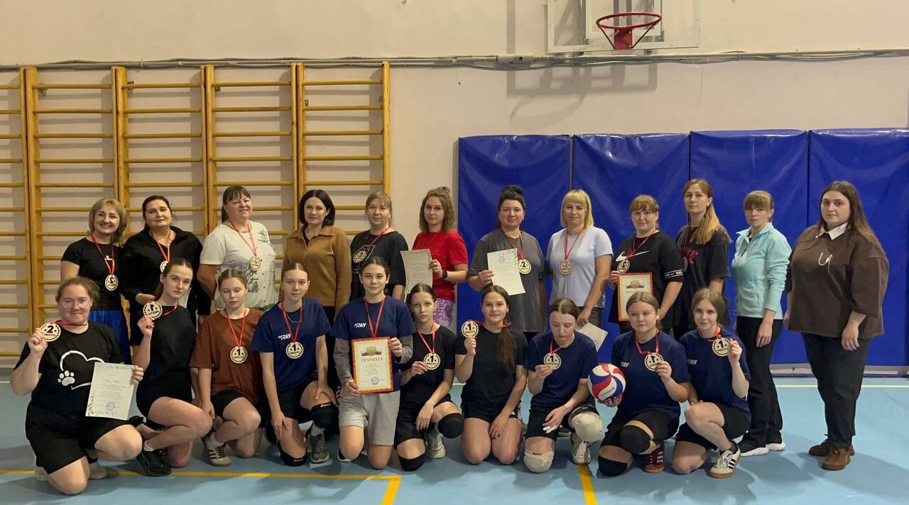 В Лопандинской школе состоялся семейный турнир по волейболу