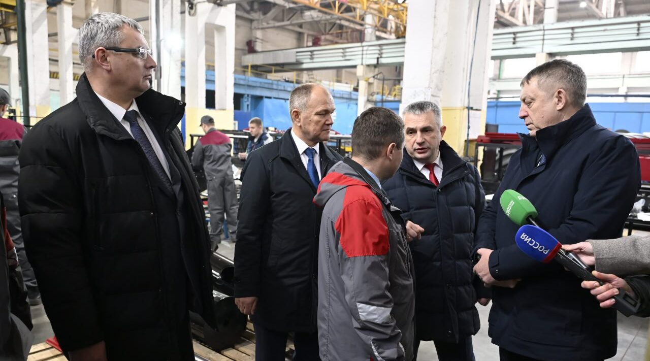 Александр Богомаз и Иван Крупко посетили совместное предприятие «Брянсксельмаш».