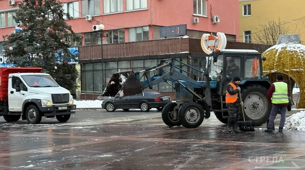 В Брянске на уборку улиц от снега вывели спецтехнику и работников