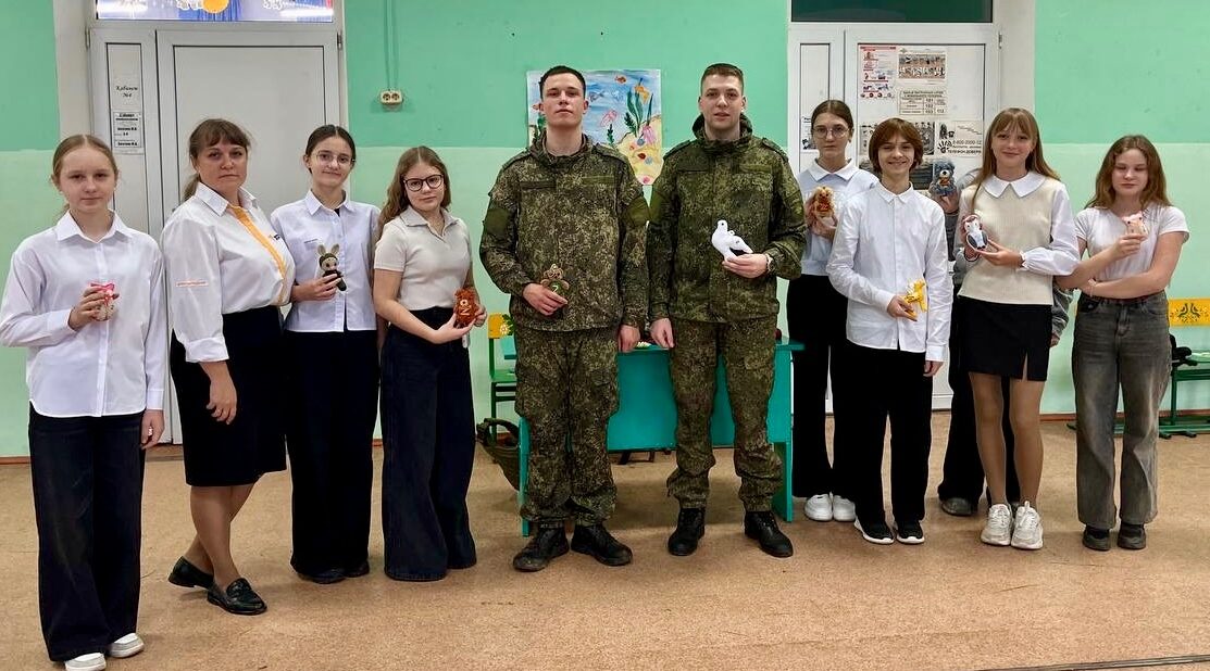 Учащиеся Комаричской СОШ №1 изготовили талисманы и написали теплые письма для участников СВО