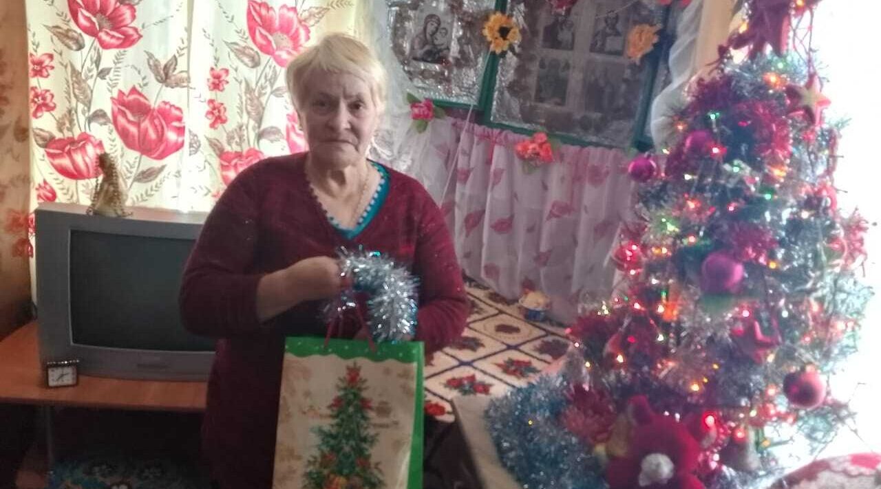 Специалисты КЦСОН Комаричского района поздравили с праздником подопечных на дому