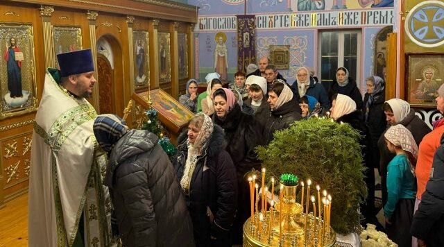 Иерей Константин Балин поздравляет Комаричан с Великим праздником Крещения Господня