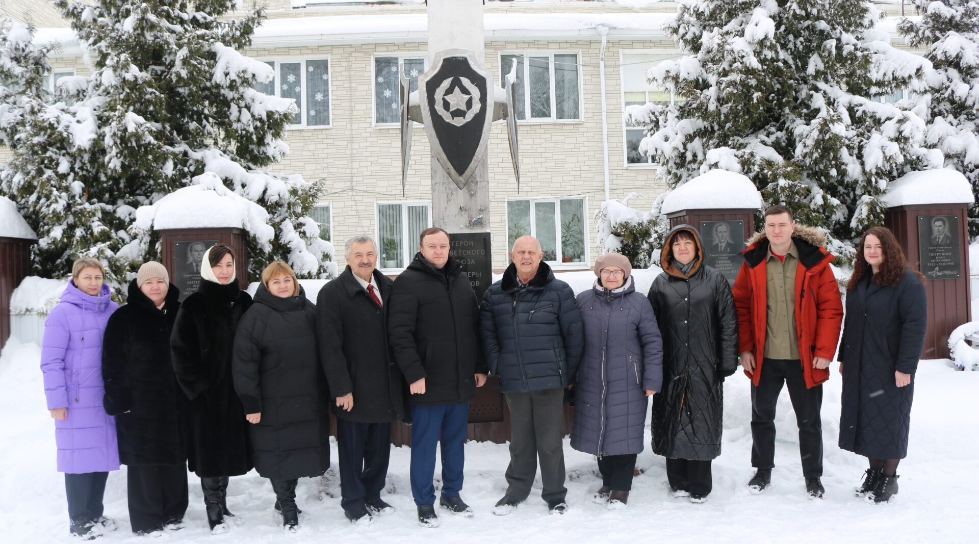Торжественно открыт месячник «Мы верны нашей Отчизне» в Комаричах