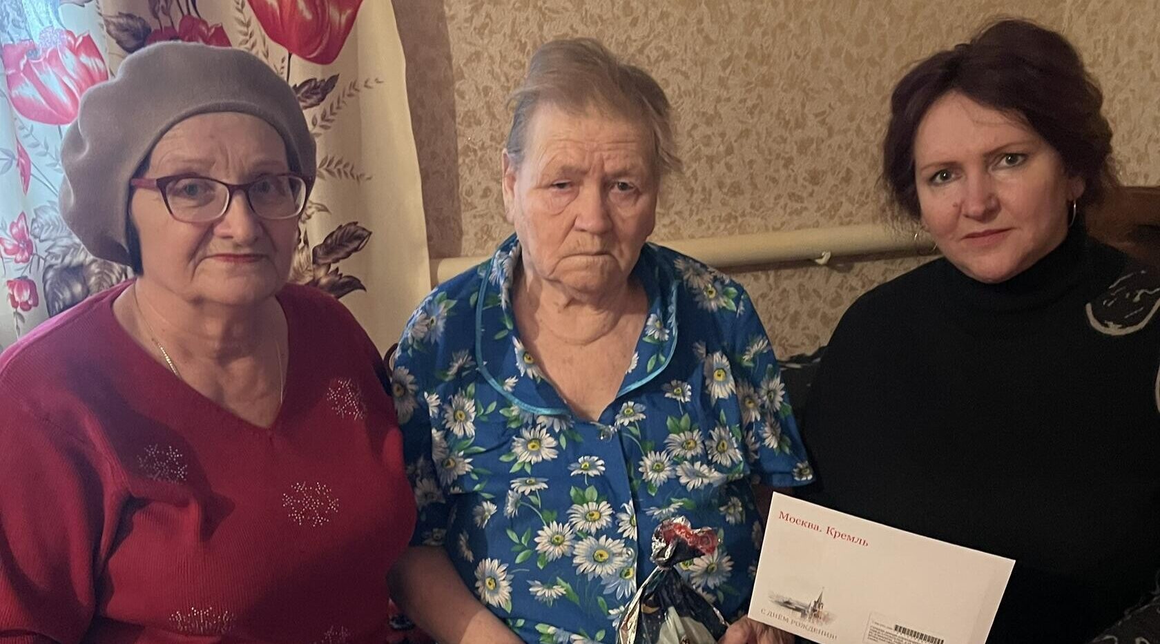 Сотрудники ГБУ КЦСОН Комаричского района поздравили с днем рождения тружеников тыла