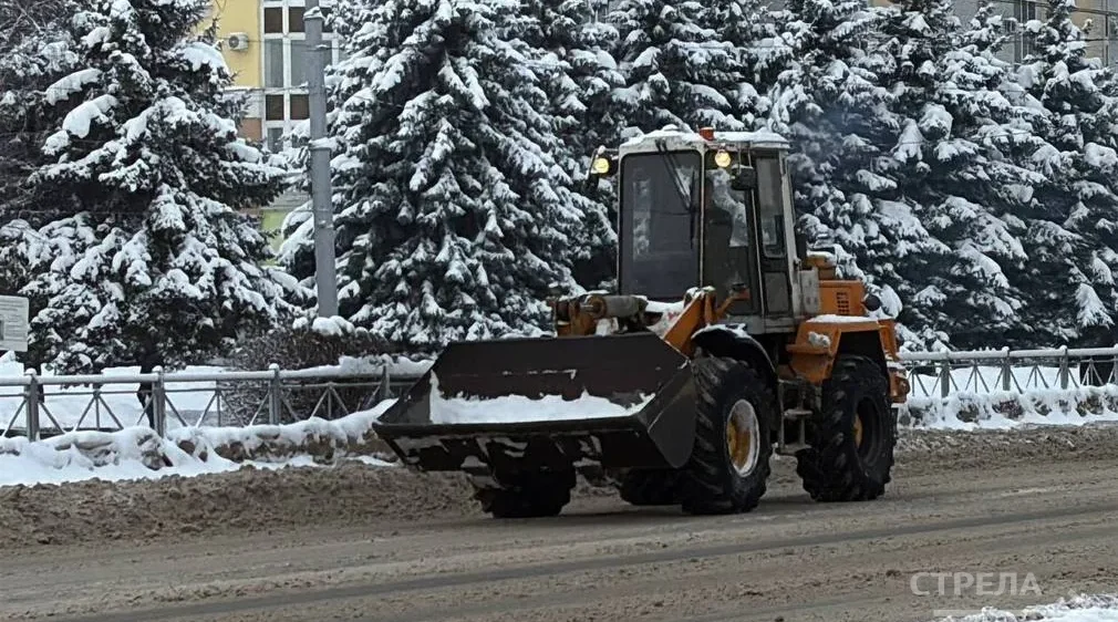 В Брянске коммунальщики и дорожники устраняют последствия снегопада