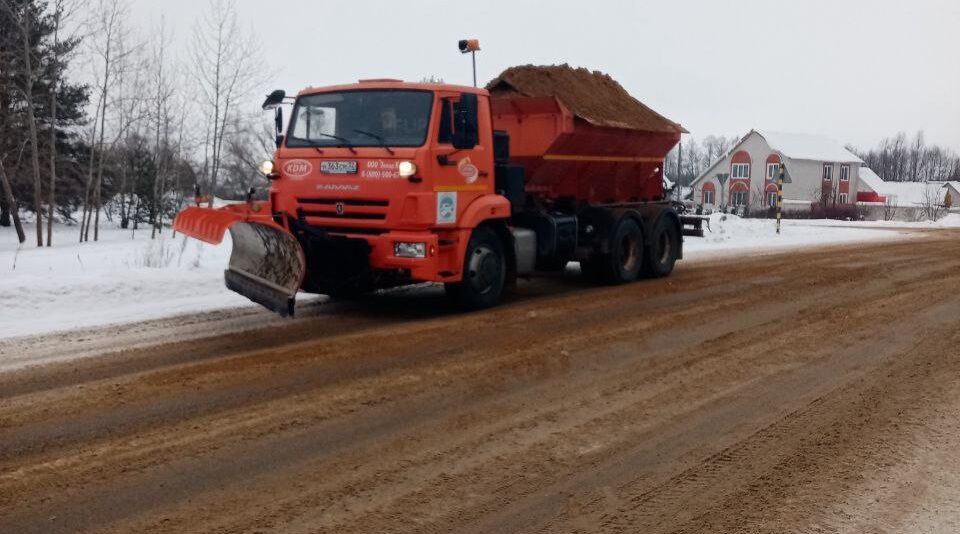 В Брянской области очищают и обрабатывают дороги от снега и наледи