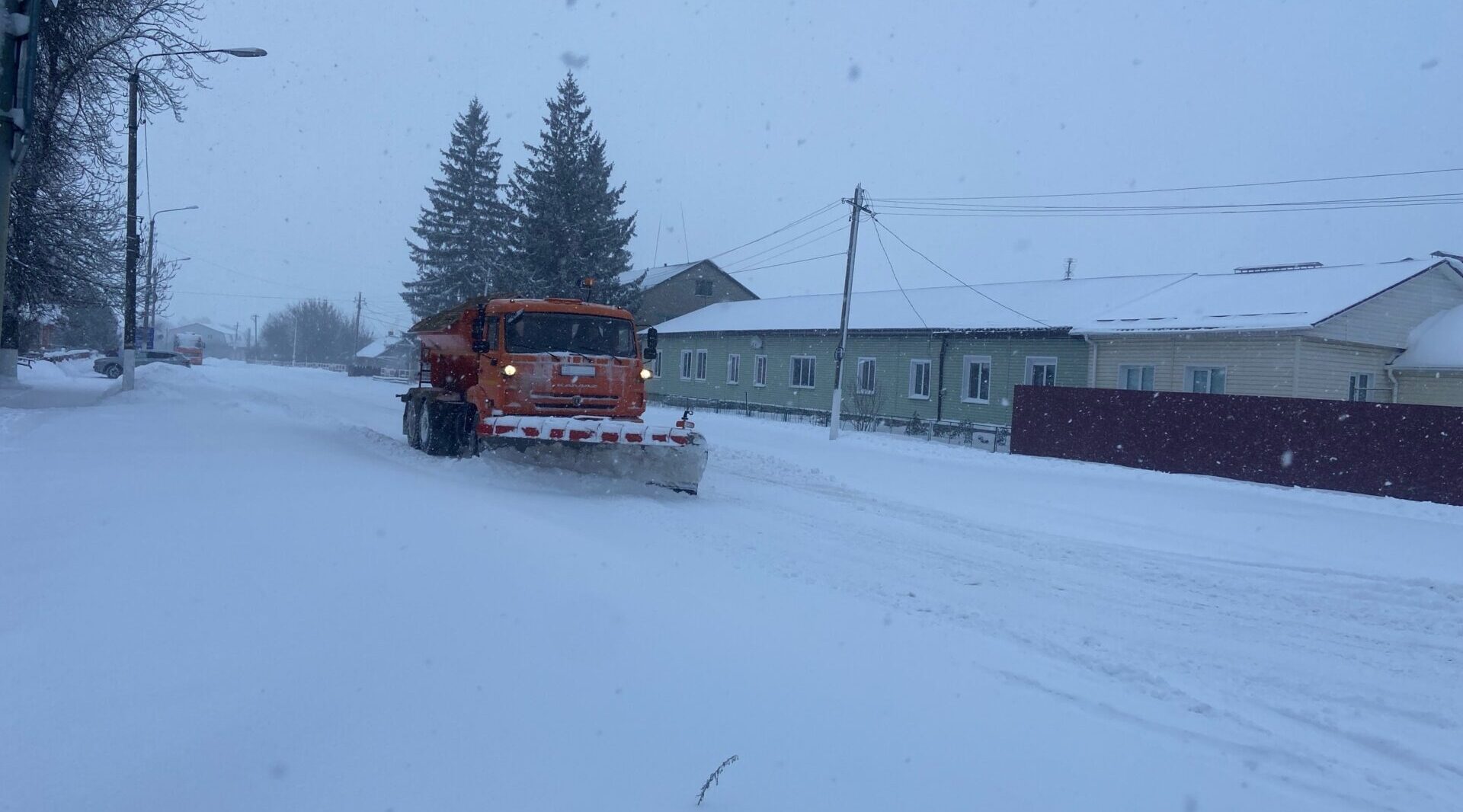 В Комариччском районе ведется активная работа по расчистке снега