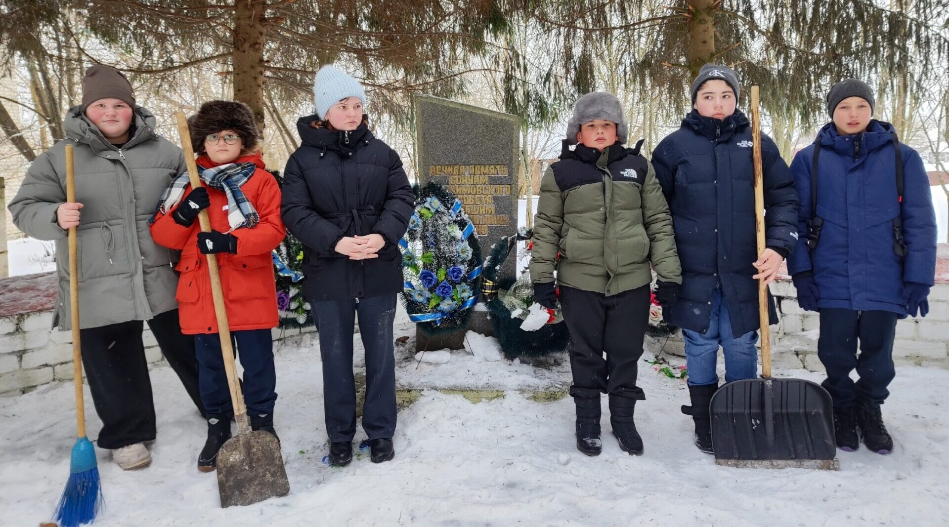Ученики Комаричского района очистили памятник от снега