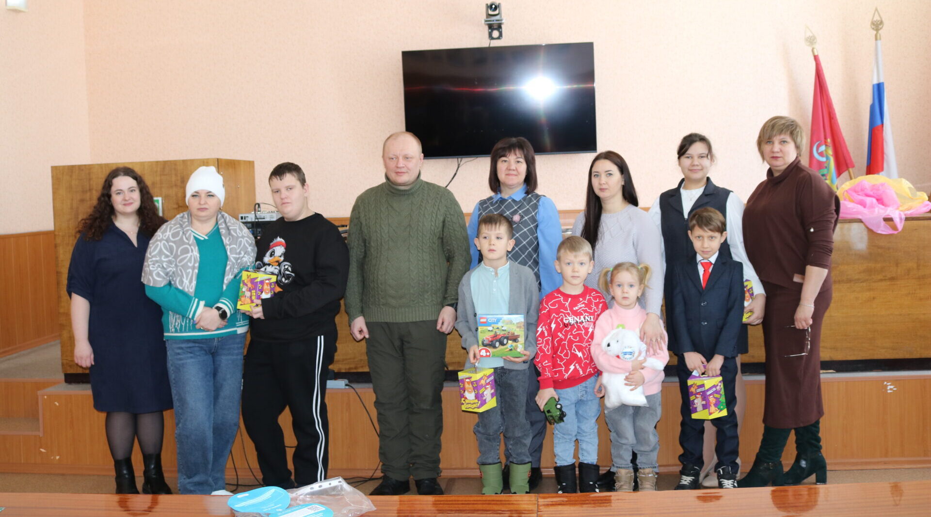 Новогоднее чудо в Комаричском районе продолжается: «Елка желаний» объединяет сердца