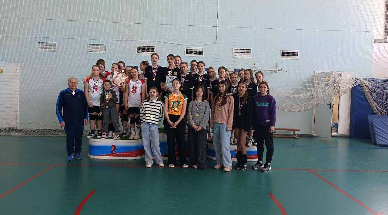 В Комаричи состоялся турнир по волейболу среди девушек средней возрастной группы