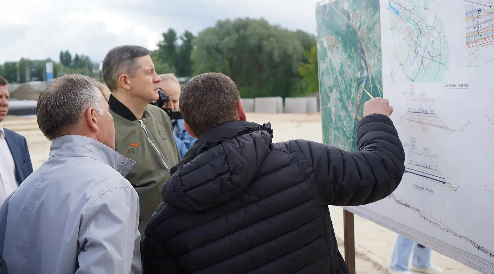 Егор Ковальчук проверил ход работ на дороге-дублере улицы Карачижской