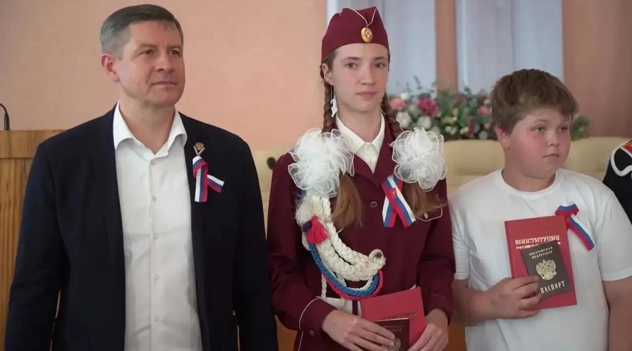 В День России в Клинцах торжественно вручили паспорта юным гражданам