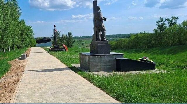 В Севске благоустроили мемориальный комплекс «Холм Славы»