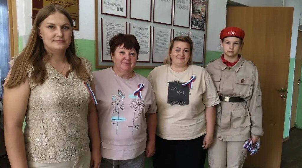 Юнармейцы и активисты Комаричской средней школы №1 провели акцию «Ленточка триколор»