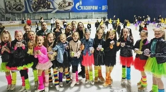 Юные брянские фигуристы представили программу «Яркие краски холодного льда»