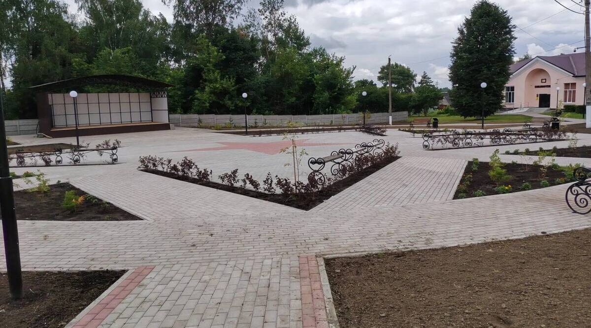 В Выгоничах завершилась работа по благоустройству Аллеи Славы