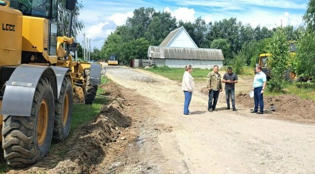 В поселке Комаричи начался ремонт дороги на улице Транспортная